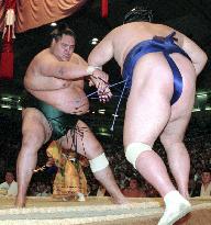 Akebono rolls into 2-way tie for lead at Nagoya sumo